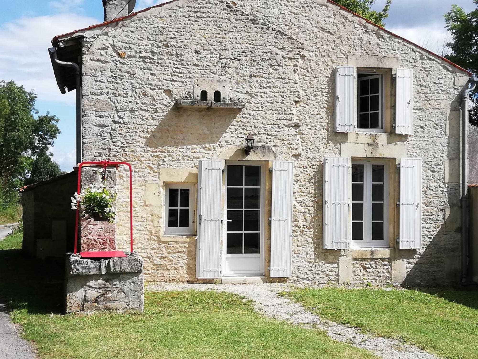 La Petite Maison Matha Luaran gambar